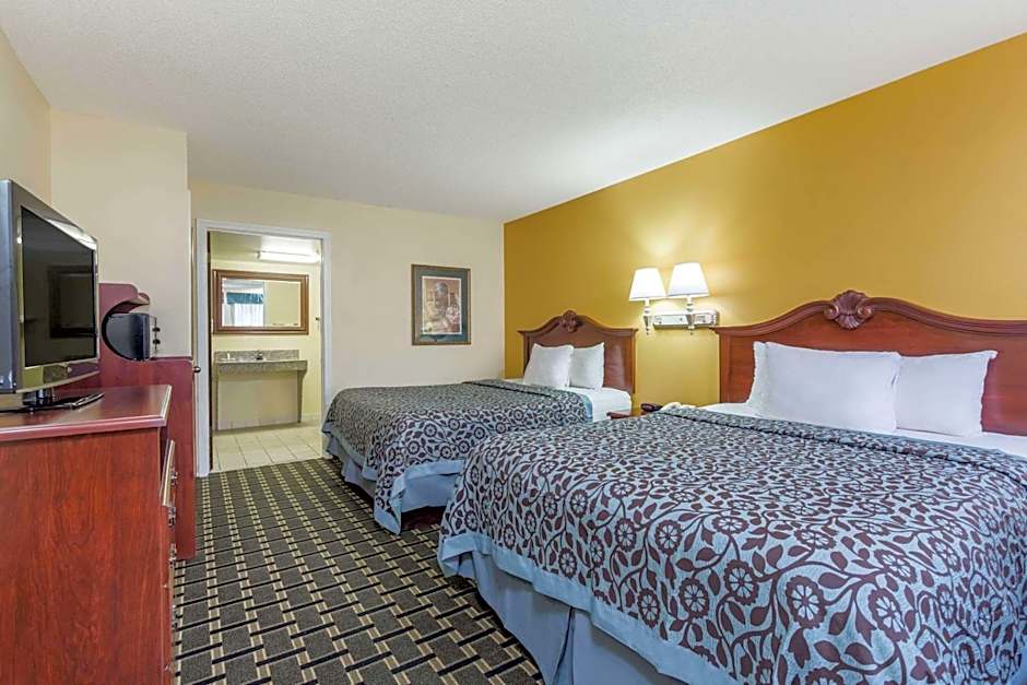 Days Inn & Suites by Wyndham Warner Robins Near Robins AFB