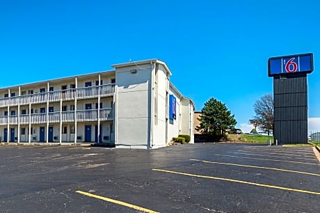 Motel 6-Blue Springs, MO