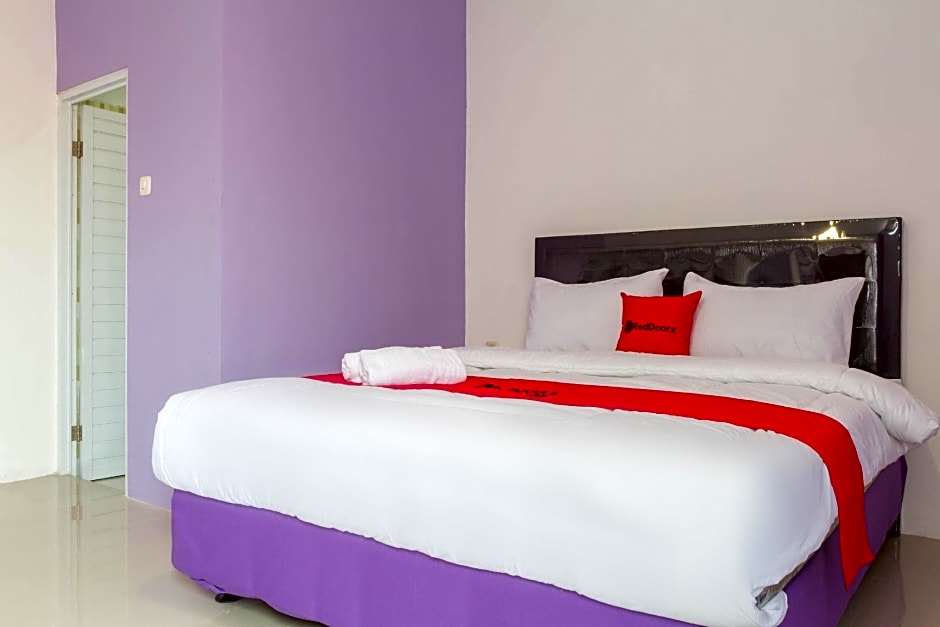 RedDoorz Plus @ Tuparev Cirebon 2.