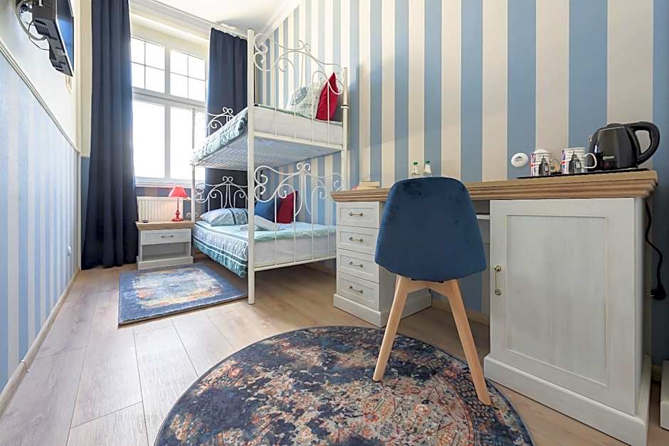 Hostel Night o'clock