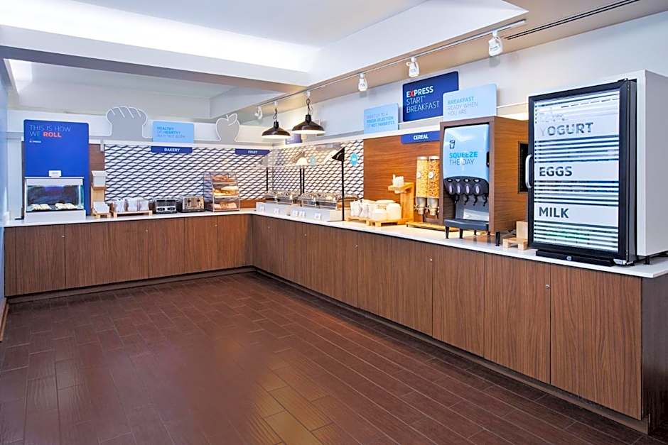 Holiday Inn Express Hotel & Suites Auburn Hills By IHG