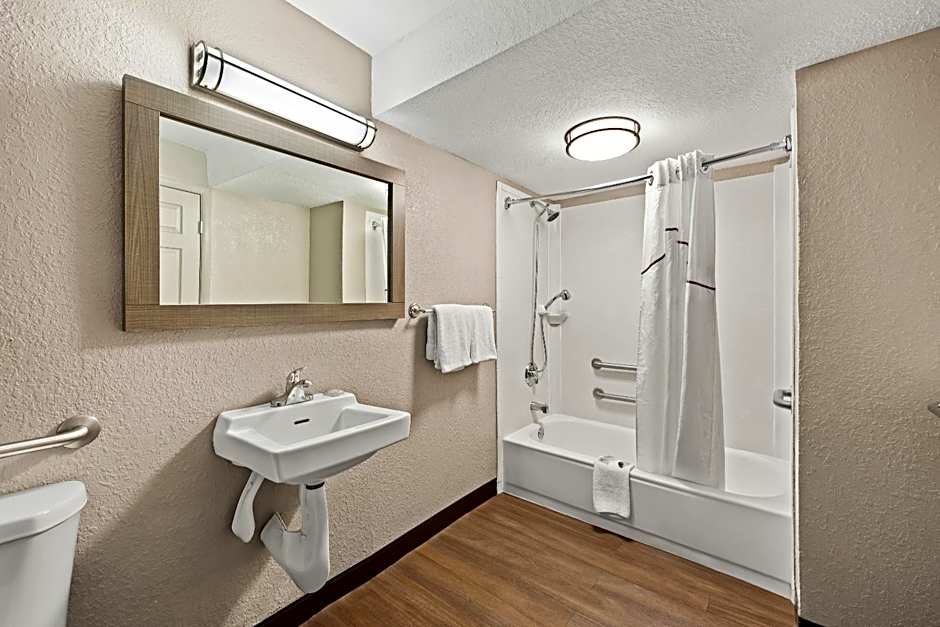 Red Roof PLUS+ & Suites Naples Downtown-5th Ave S