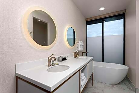 Studio Suite with One California King Bed, Non-Smoking