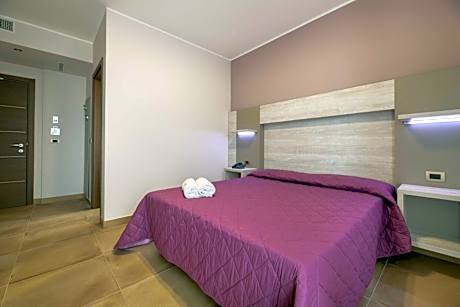 Deluxe Double Room with Side Sea View