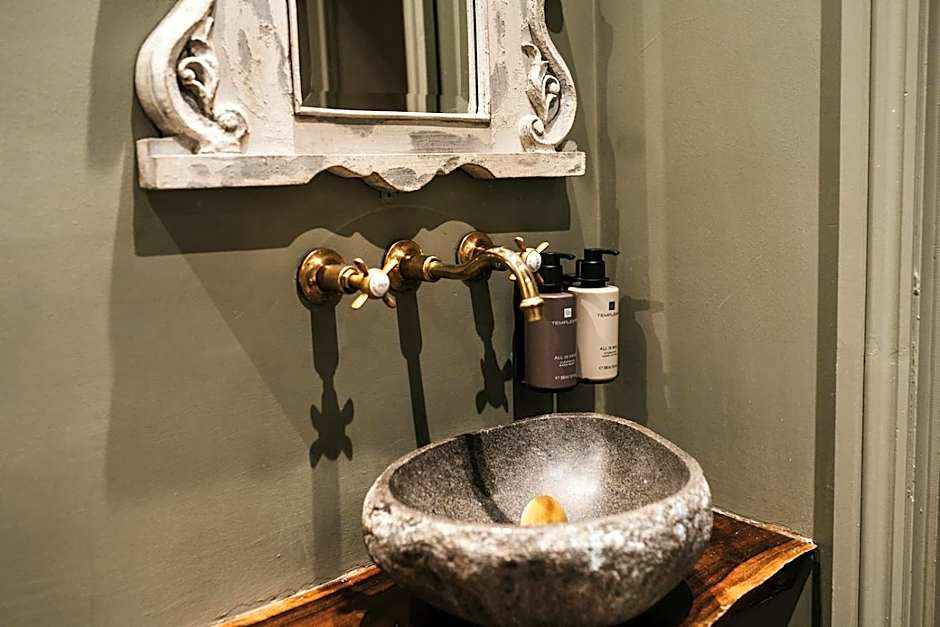 Le Petit Chateau & William de Percy