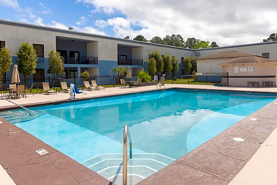Cottonwood Suites Savannah Hotel & Conference Center