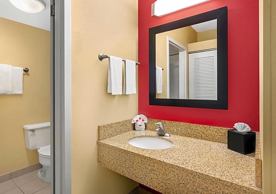 Super 8 by Wyndham Dallas Love Field Airport