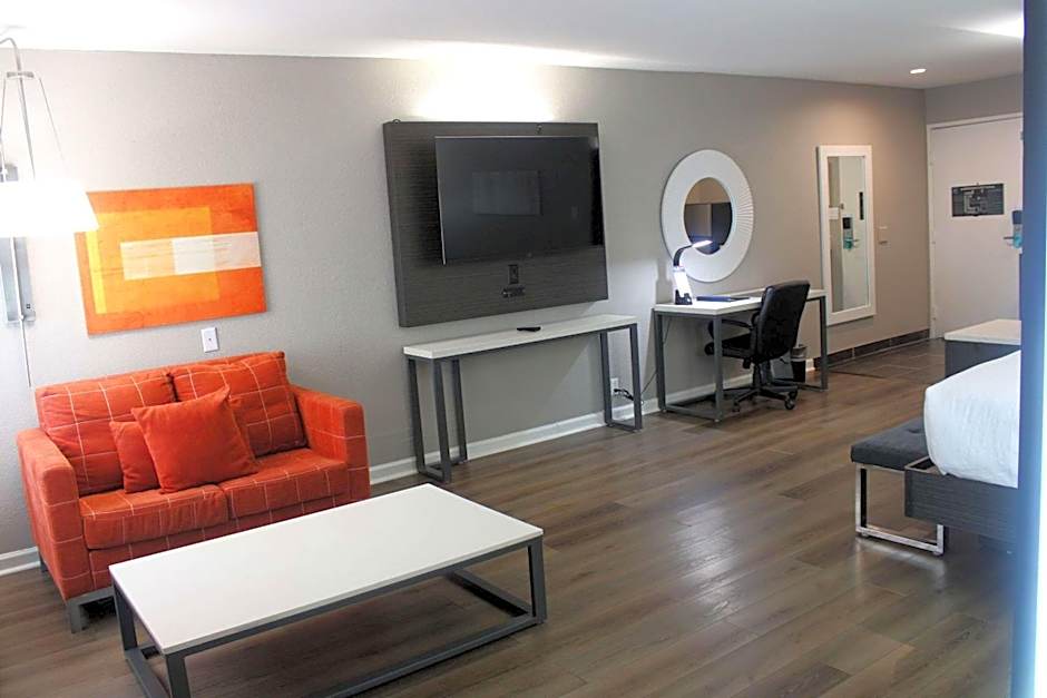 Clarion Pointe Marshall