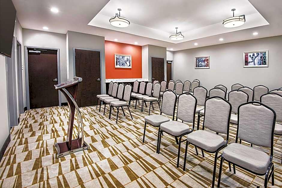 La Quinta Inn & Suites by Wyndham San Antonio by AT&T Center