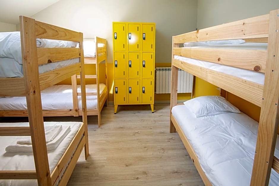 Single Bed in Male Dormitory Room — 6 fotoğraftan 1. fotoğraf