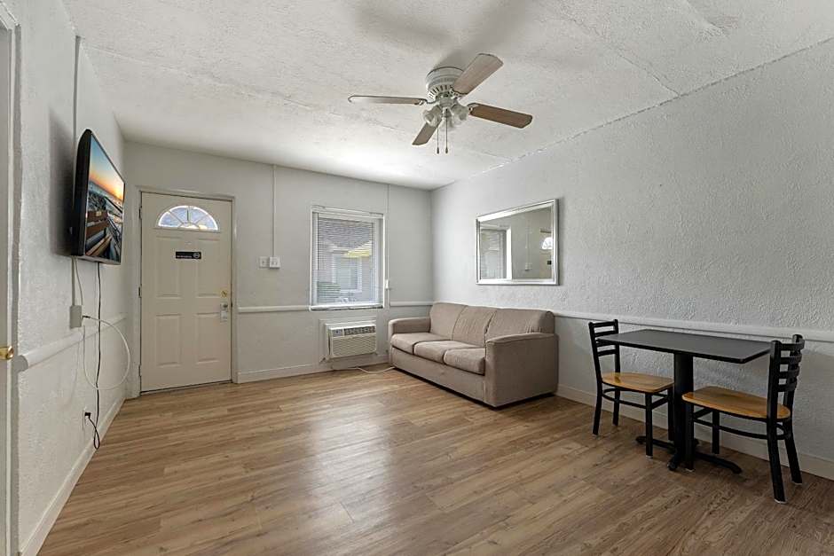 Oceanic Hotel & Barefoot Tiki Bar