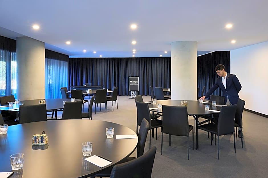 Midnight Hotel, Autograph Collection