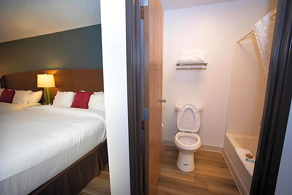 Alliance Hotel & Suites, a Howard Johnson by Wyndham