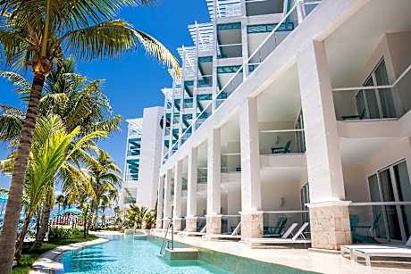 King Paradise Swim-Up Suite