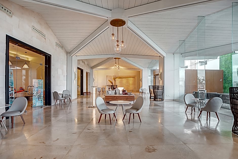 Royalton Blue Waters Autograph All-Inclusive Resor