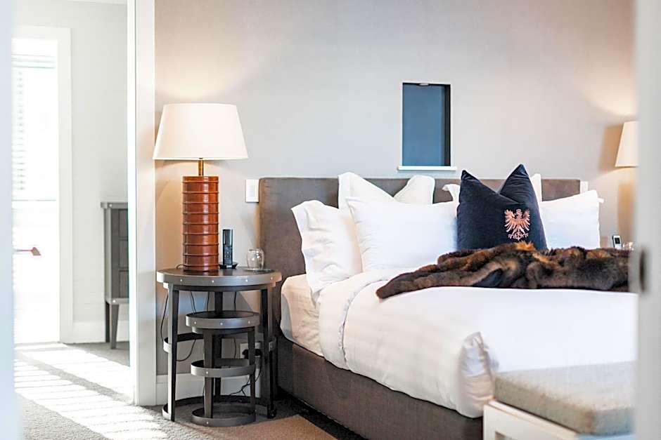 Eichardt's Private Hotel & Lakefront Apartments