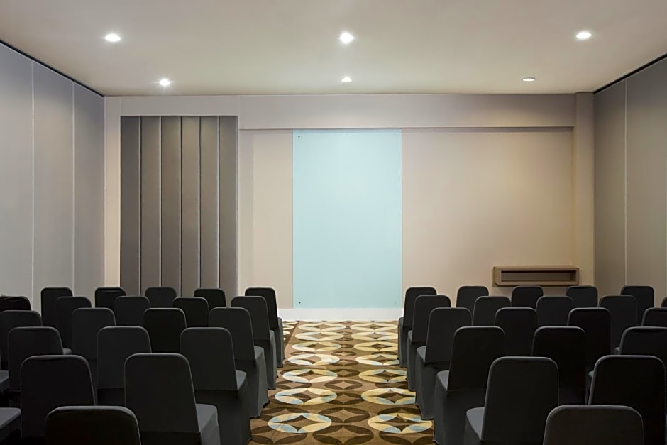 Aston Bellevue Radio Dalam