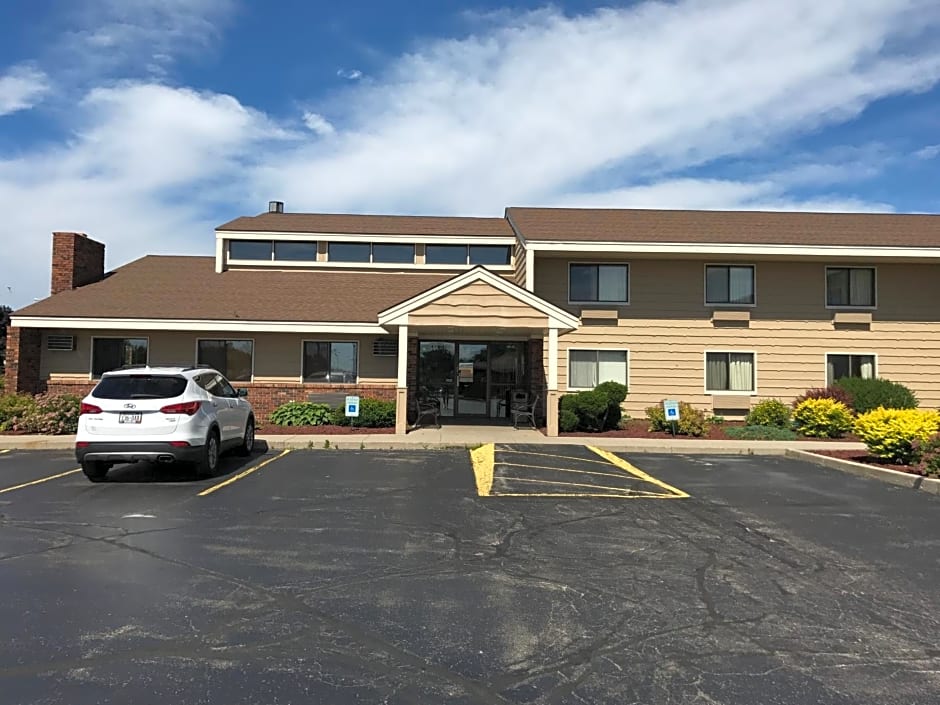 AmericInn by Wyndham West Bend