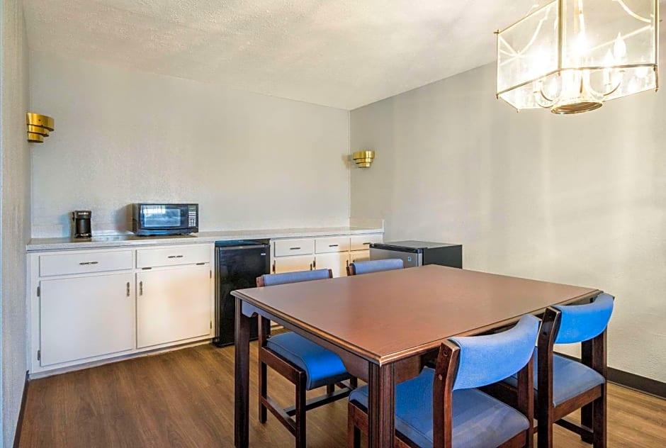 Quality Inn - On The Lake Clarksville-Boydton