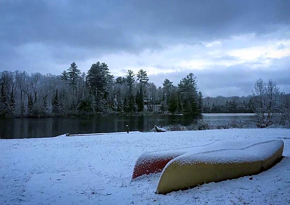 Quiet Bay Lakeside Escape