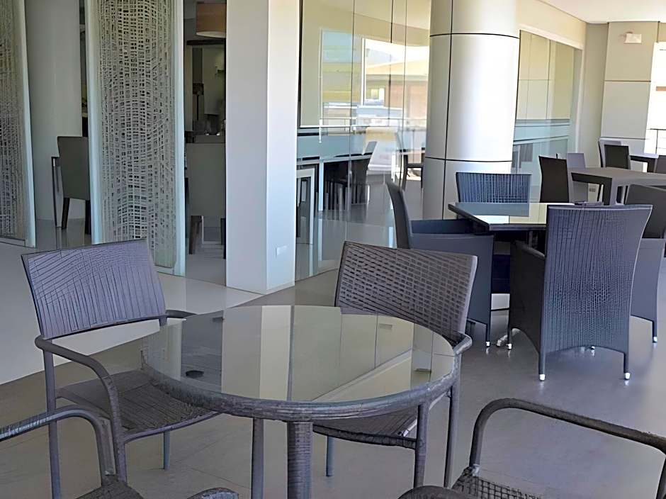 Holiday Suites Business District - Formerly Empire Suites Hotel