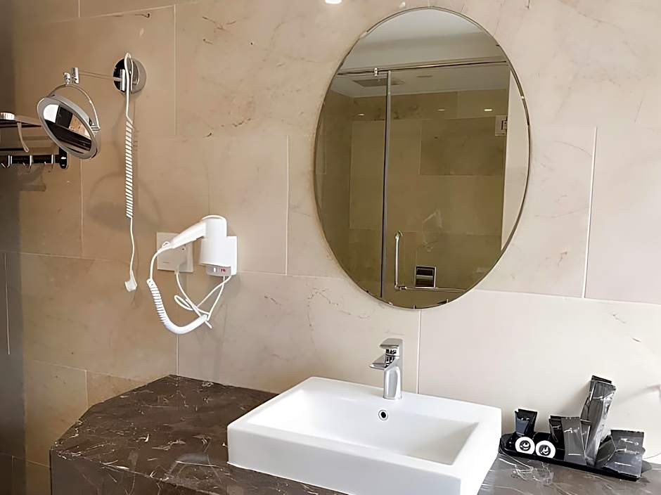 Aaron Riverview Hotel