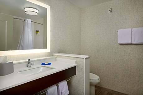 Standard Queen Room with Two Queen Beds and Mobility Accessible Tub