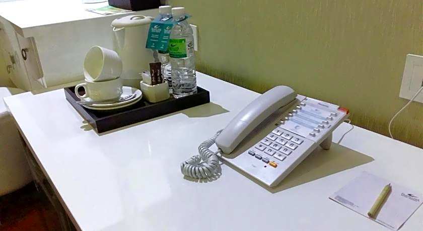 Travellers Hotel Phinisi