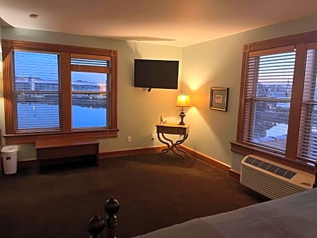 Deluxe King Suite