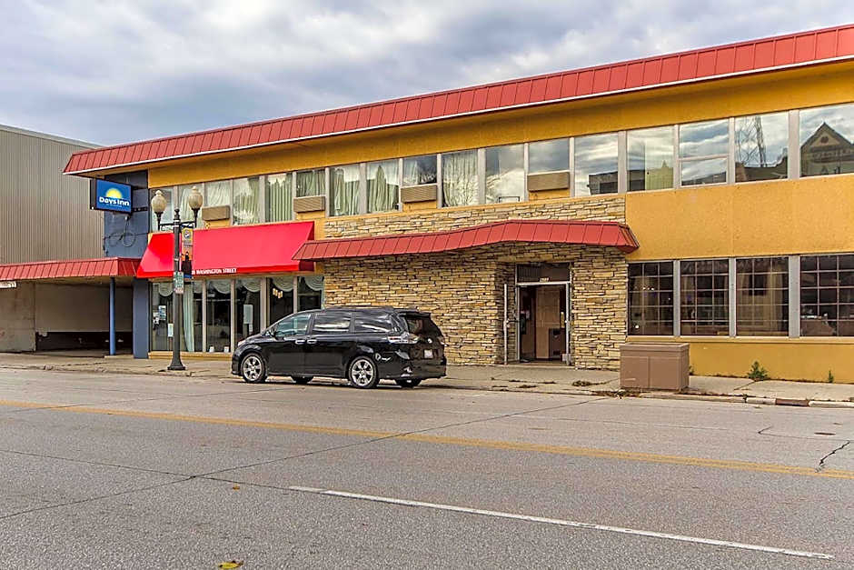Days Inn by Wyndham Manitowoc