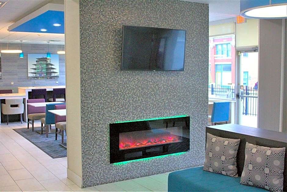 La Quinta Inn & Suites by Wyndham Indianapolis Downtown