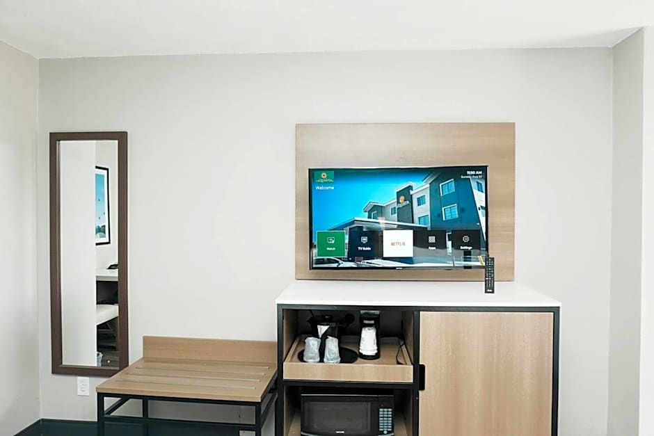 La Quinta Inn & Suites by Wyndham Albuquerque Airport