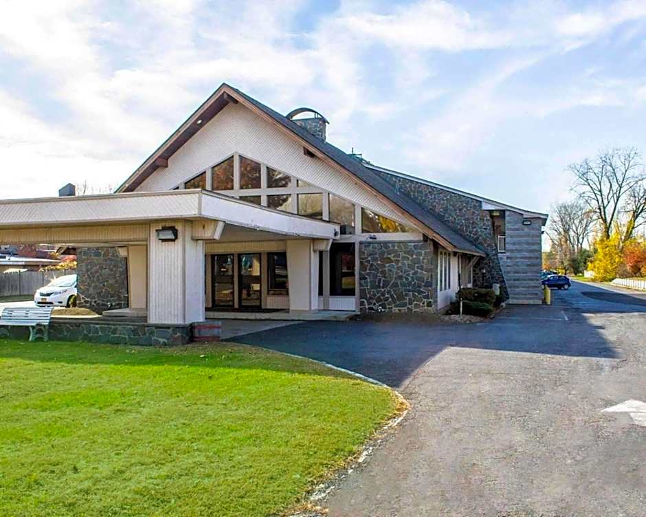 Econo Lodge Inn & Suites Colonie Center Mall