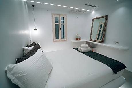 Family Room with Sea View (Pool Level)