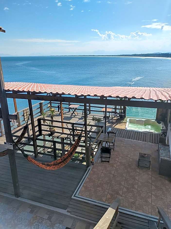 Pousada Marambaia Café - Praiana, econômica, Com café da manhã, piscina e hidromassagem ao ar livre - Frente para o mar