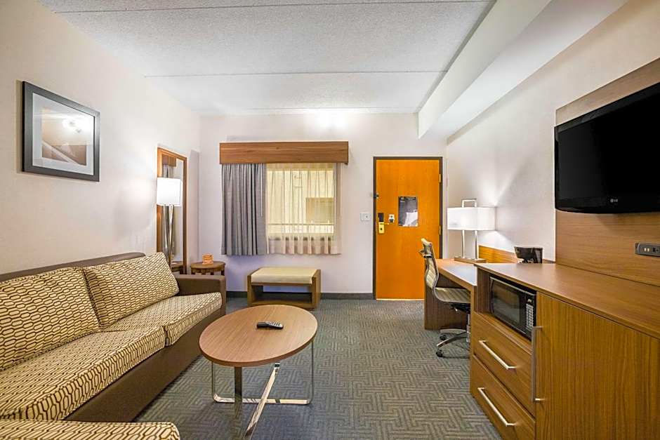 Quality Suites Lansing West