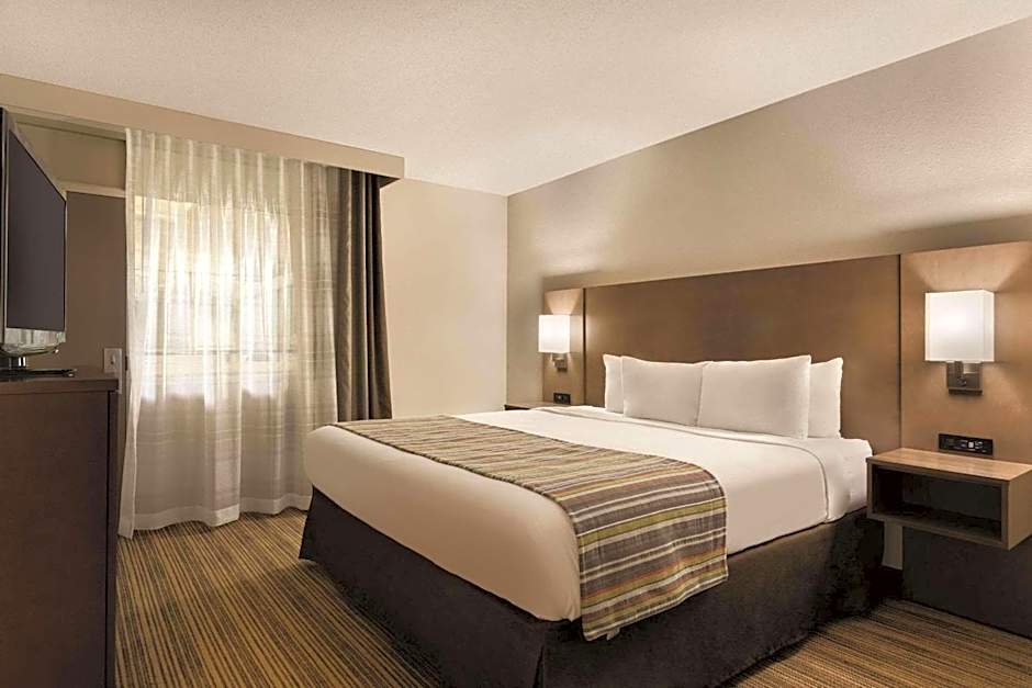 Country Inn & Suites by Radisson, Fergus Falls, MN