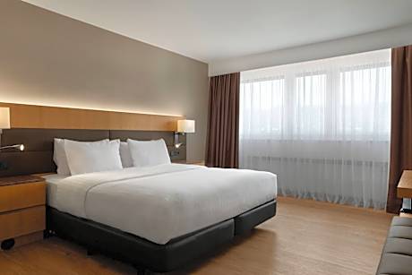 Deluxe Guest Room with King Bed and Mountain View - High Floor