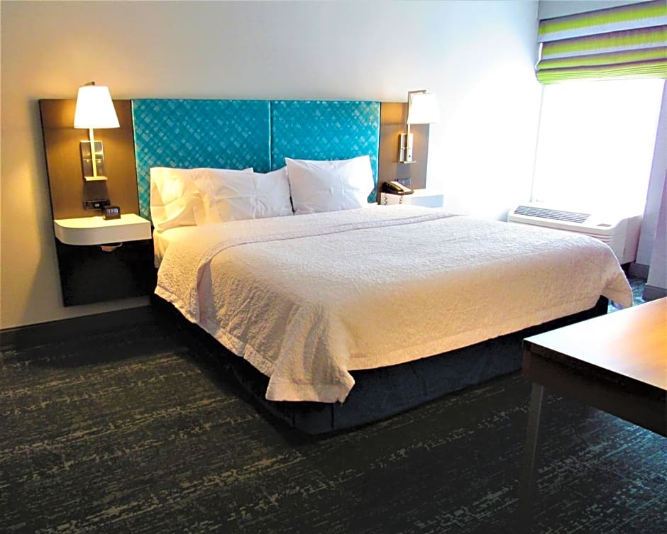 Hampton Inn & Suites Newtown