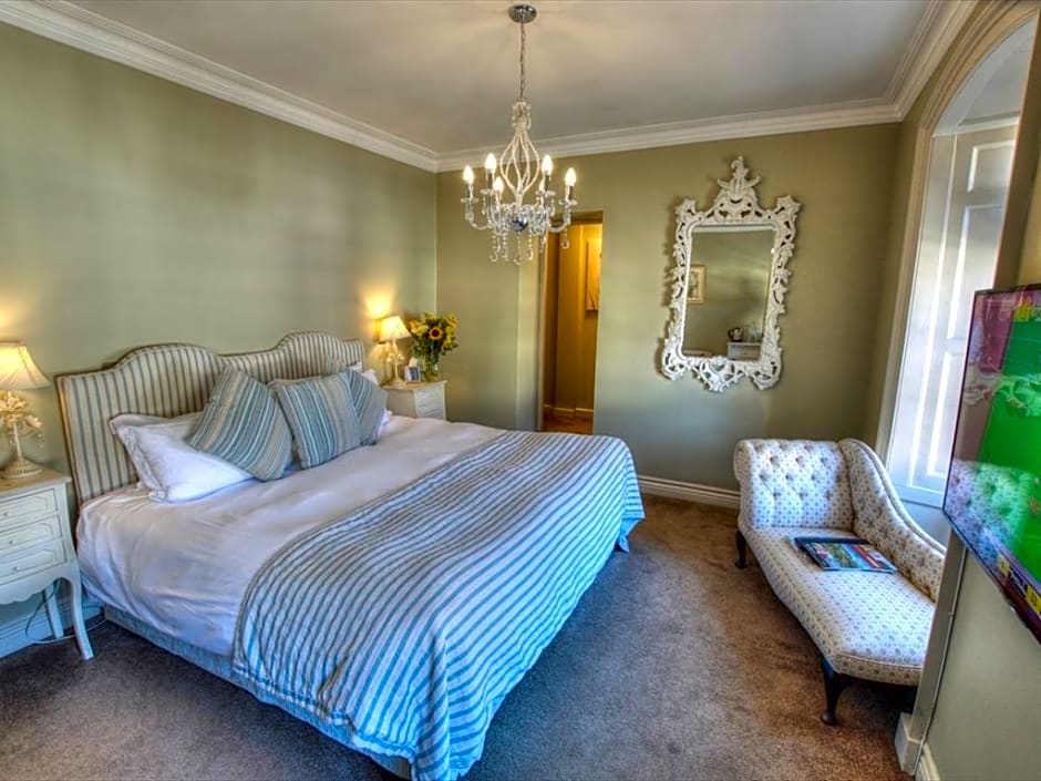 Photo 1 of 2 of Superior 1 King Bed, Street View