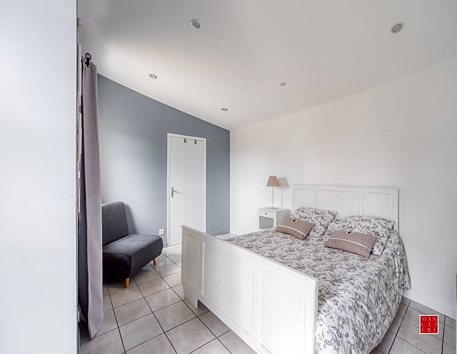 maison blanche piscine et petit déjeuner