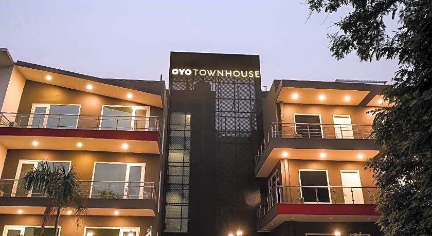 Super Townhouse Galleria Market Near Golf Course Road