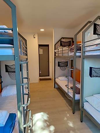 Triple Room with Shower – Shared Toilets