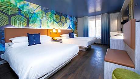 Deluxe Double Queen Non-Smoking