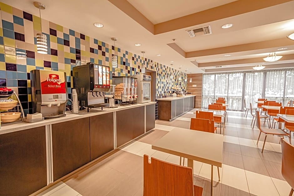 Days Inn & Suites by Wyndham Fort Myers Near JetBlue Park