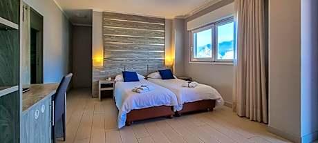 Superior Family Room with Lake View (2 Adults + 1 Child)