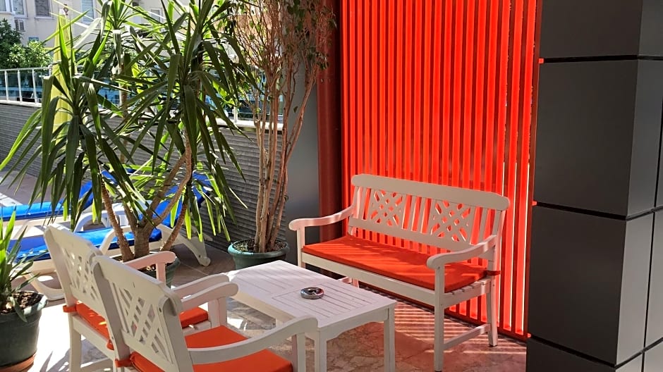 Cleopatra King Apart