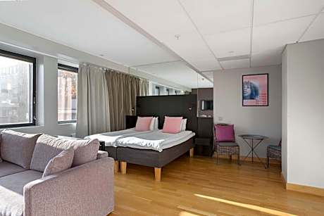 Family Double Room with Sofa Bed and Roll-In Shower - Disability Access
