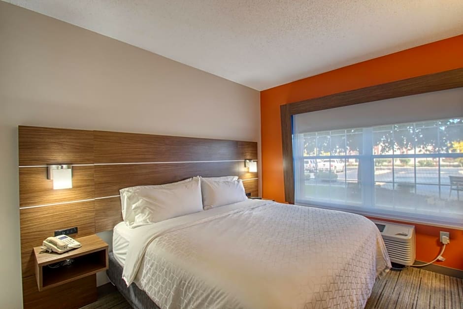 Holiday Inn Express Hotel & Suites Oshkosh - State Route 41 By IHG