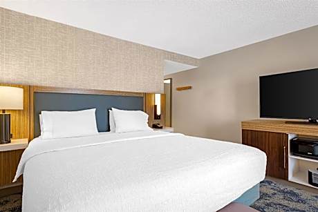 1 King Mobility Access With Tub Nonsmoking